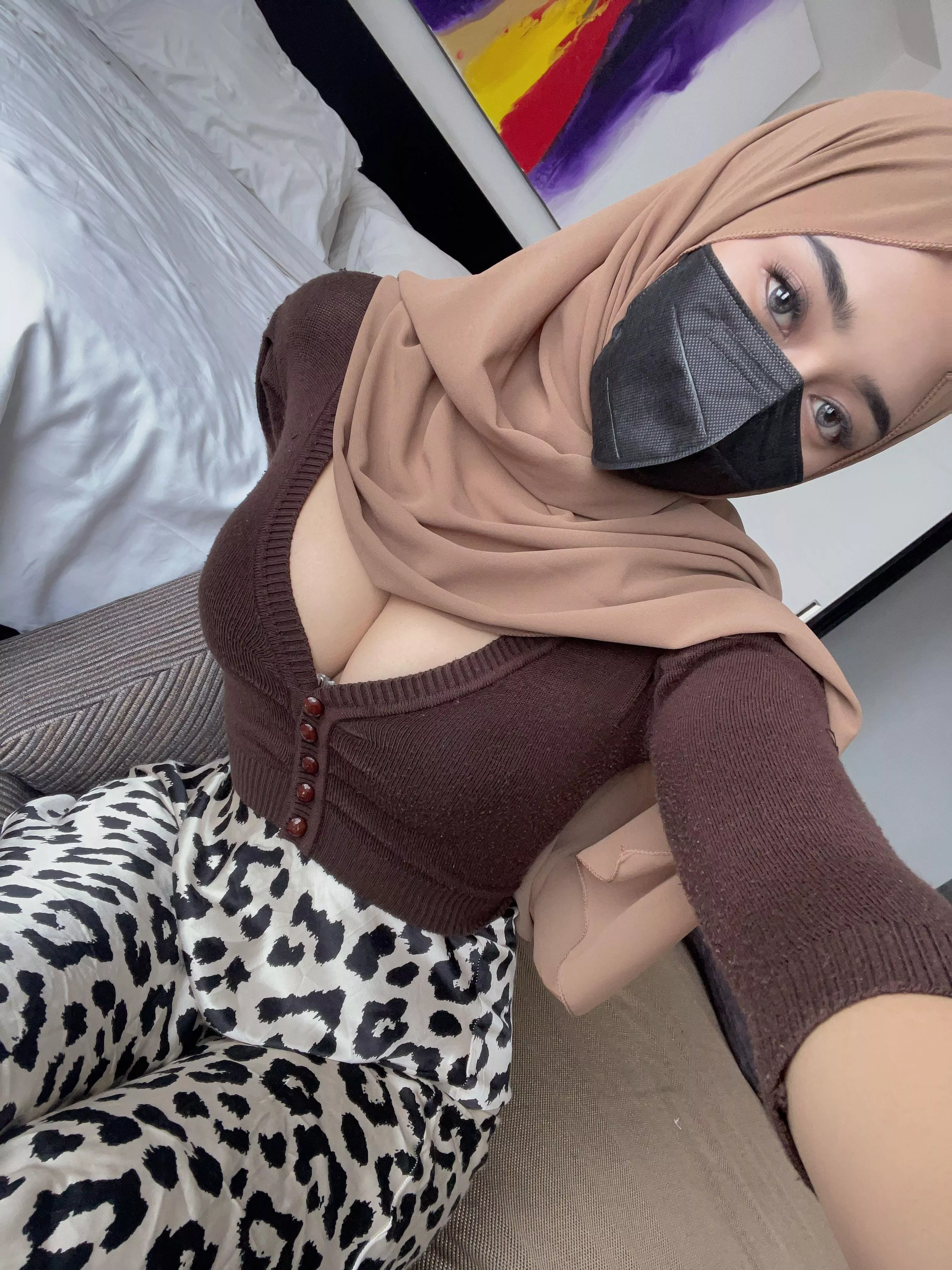 I kinda need a hand with this tight skirt and cardigan