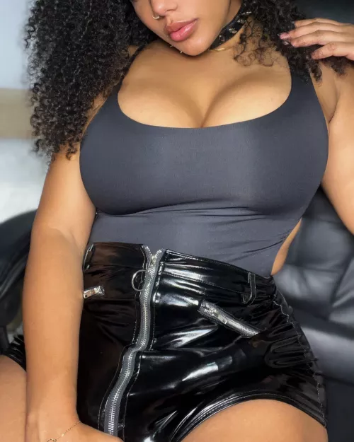 I swear I'm not hiding anything from you beneath the dress 😏