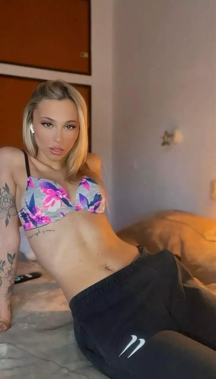  i swear I'm not hiding anything from you under my pants 😏