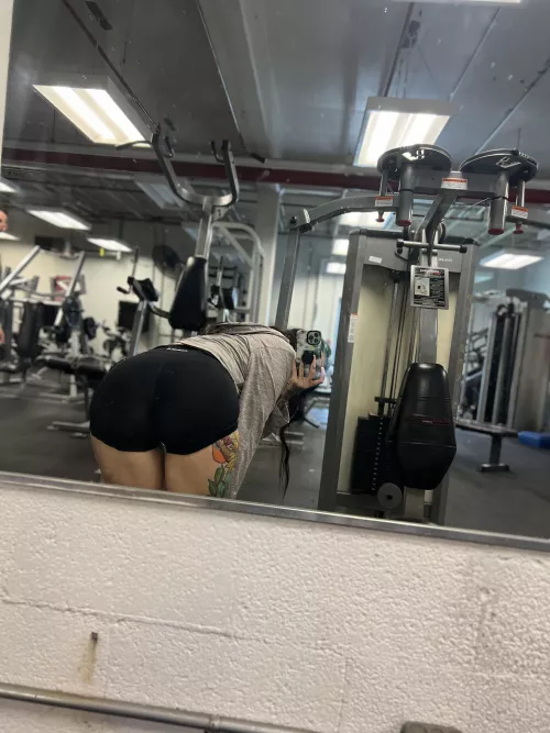 👀 peep my hamstrings in these Aurola yoga shorts ..