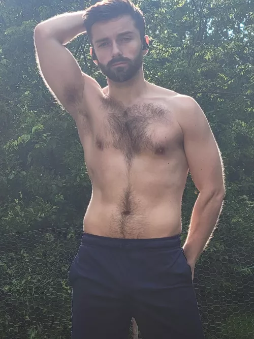 sweating it out in my backyard ✌️wanna sniff?