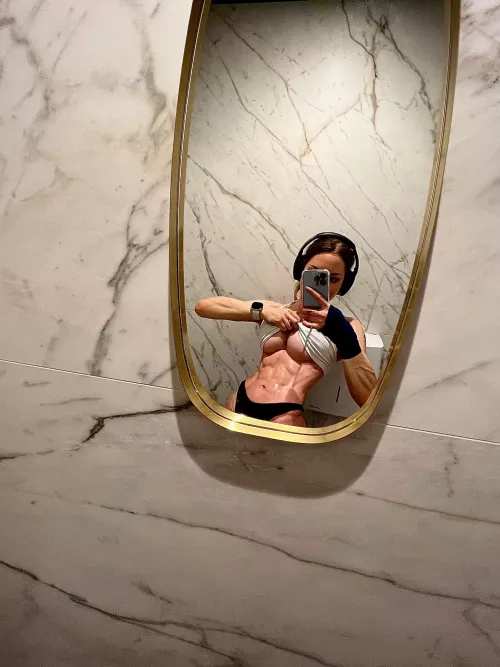 The kind of gym selfies you wish your gf sent you (f)