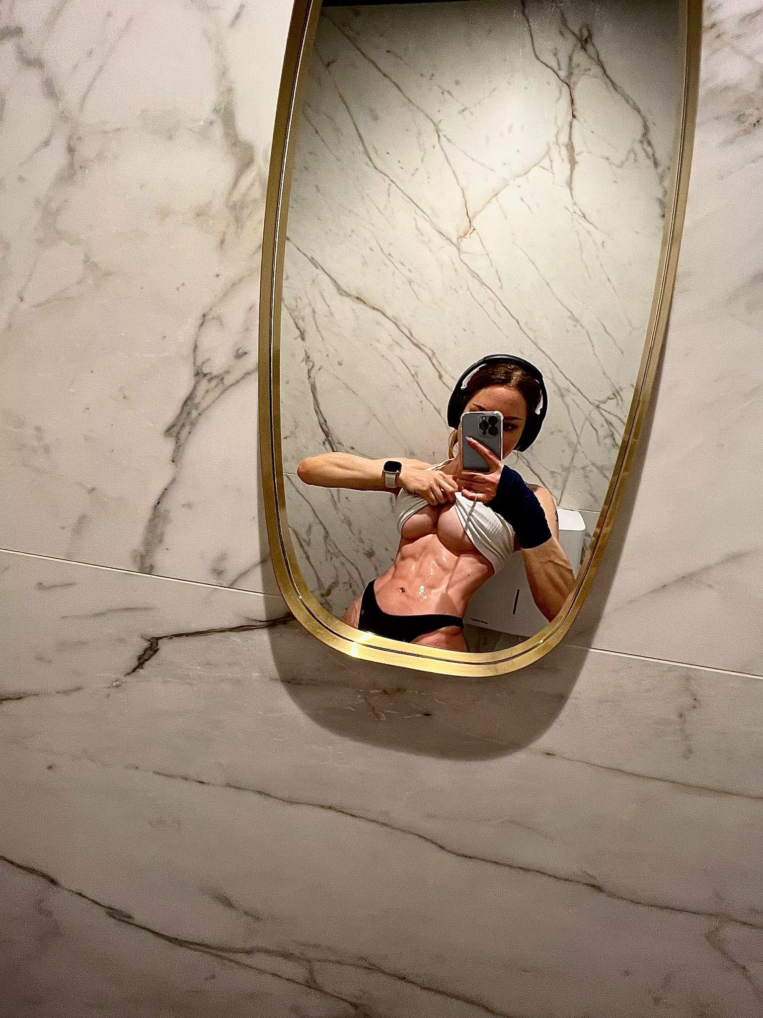 The kind of gym selfies you wish your gf sent you (f)