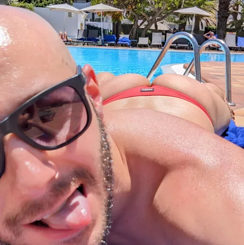 Working on the tanline 😜