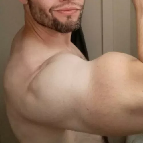Farmer tan flexing (40)