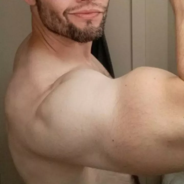 Farmer tan flexing (40)
