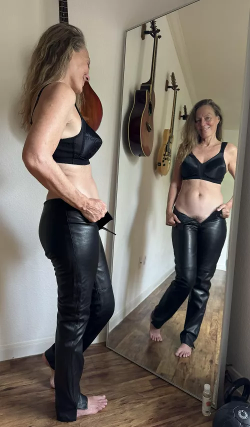 Today is my birthday and a perfect occasion for my vintage leather pants. [f] 58