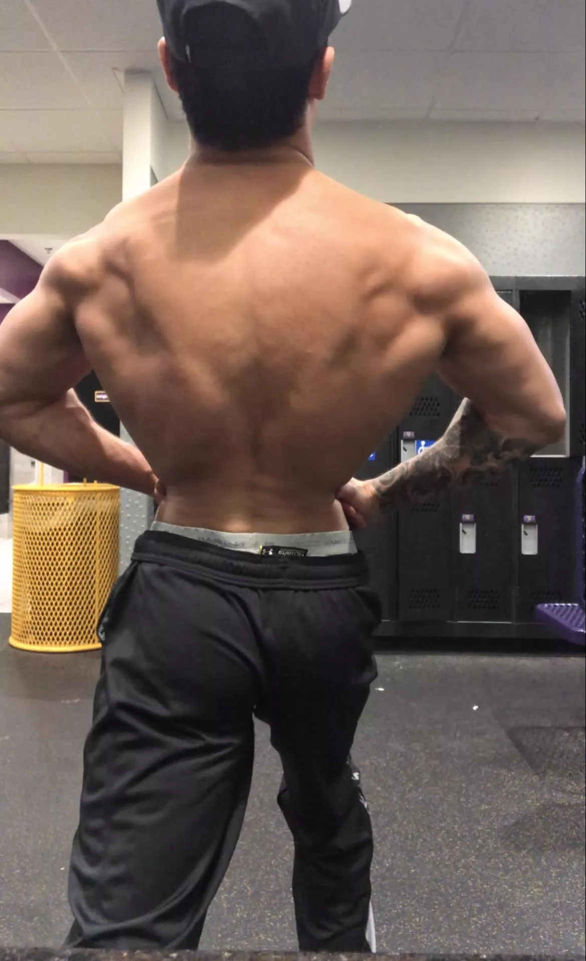 Back flex in my work uniform pants 😈💪🏽