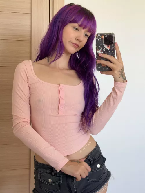 being braless in this top is the best choice