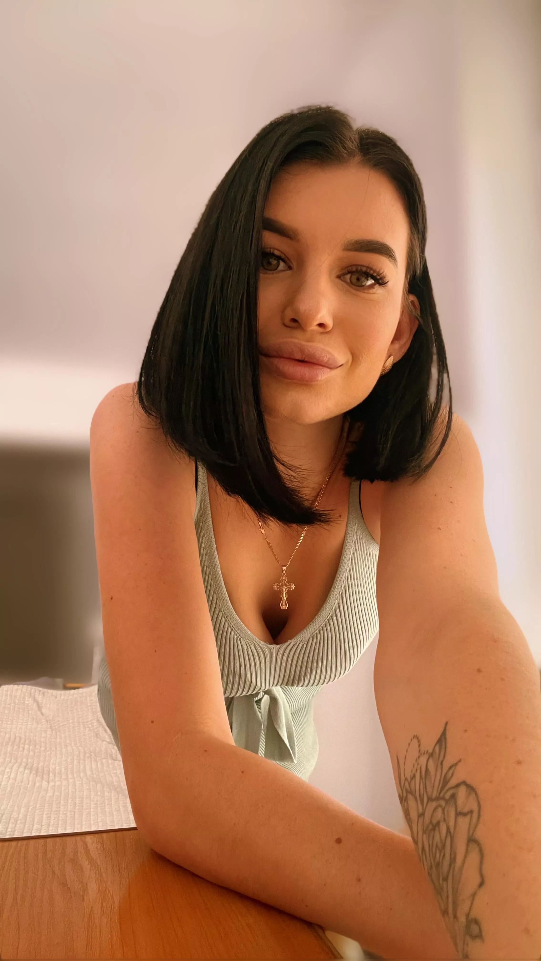 Classy bow today for a brunette and very sexy.