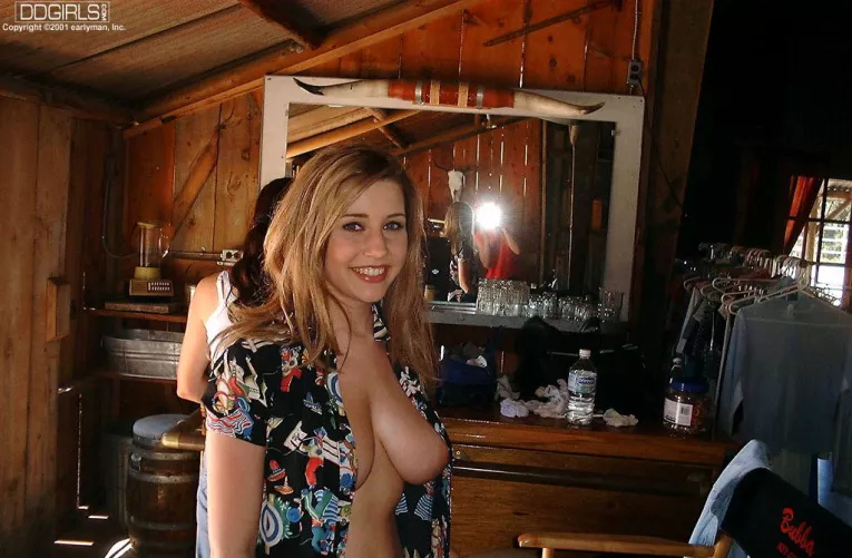 Erica arrives at bar, but still has a feeling she forgot to do something…