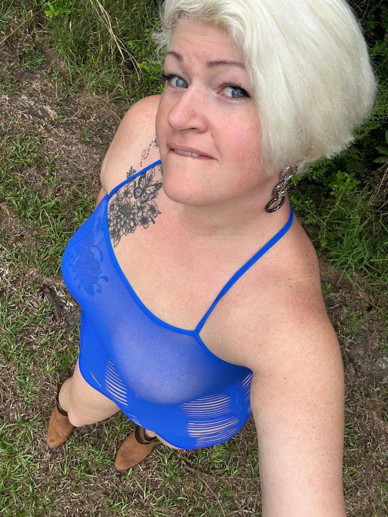 Fuck me on the ground and make me a dirty blonde!