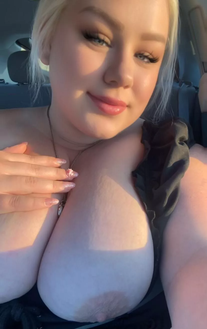 Good morning! I thought you might like to see some sun kissed boobies ☀️😘