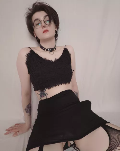 I know you wanna taste what's under my skirt