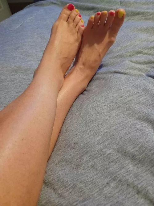 I love the look of multiple colored toenails!!