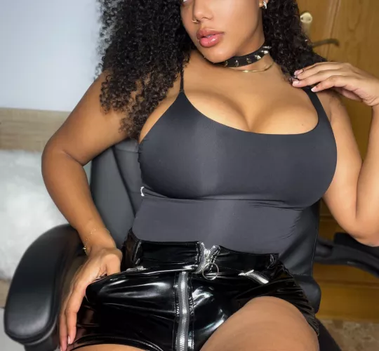 I swear I'm not hiding anything from you beneath the skirt 😏