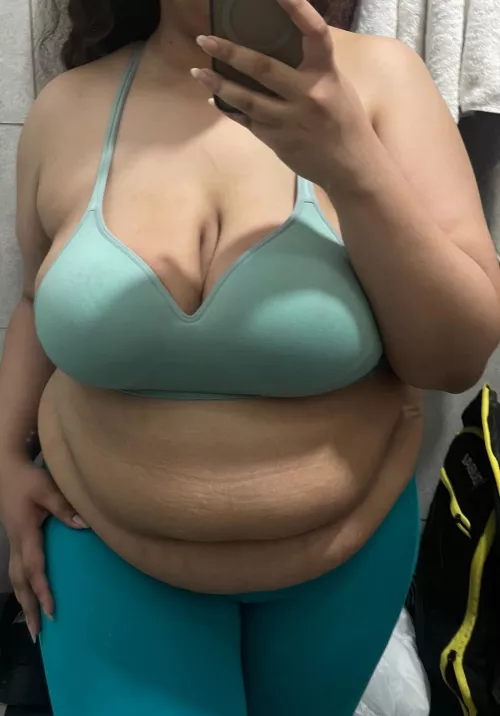 Mmmm really in the mood for a doctors inspection, who’s volunteering to feel me up? 😏 🤰🏻