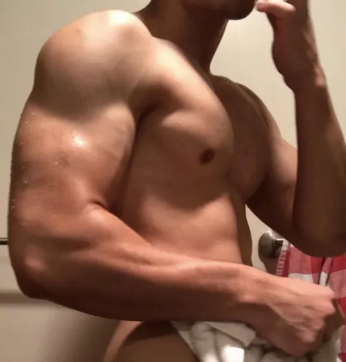 My tanned ripped forearms want to grip onto you 😈🥰