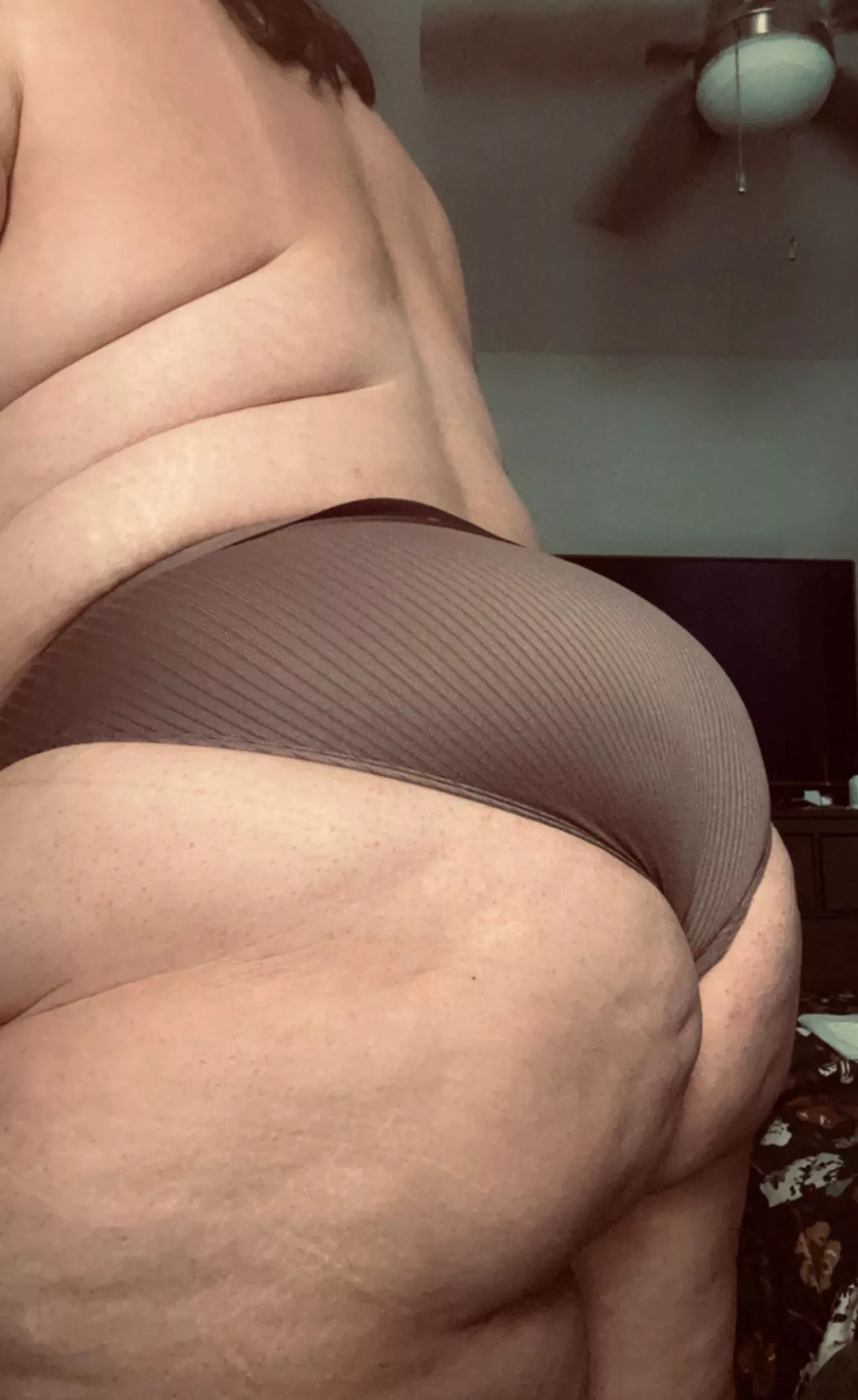 What’s the first thing that comes to mind when you see my ass? 💋