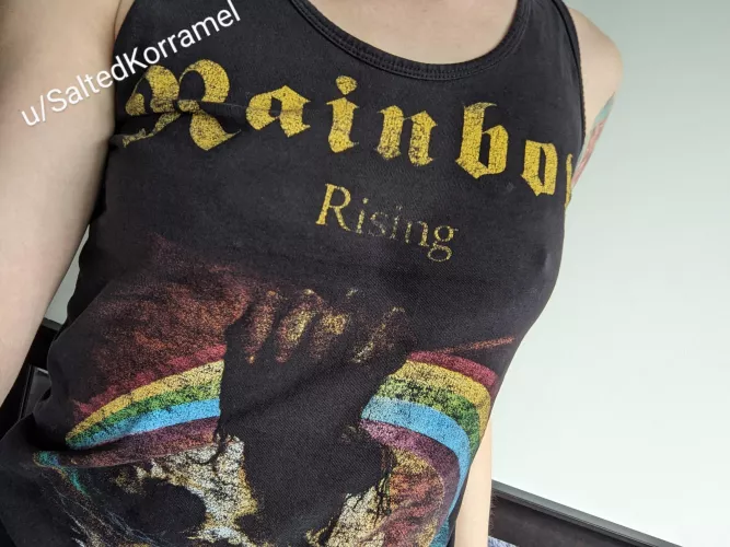 Your resident metalhead in no bra cuz I don't own any 🤘🖤