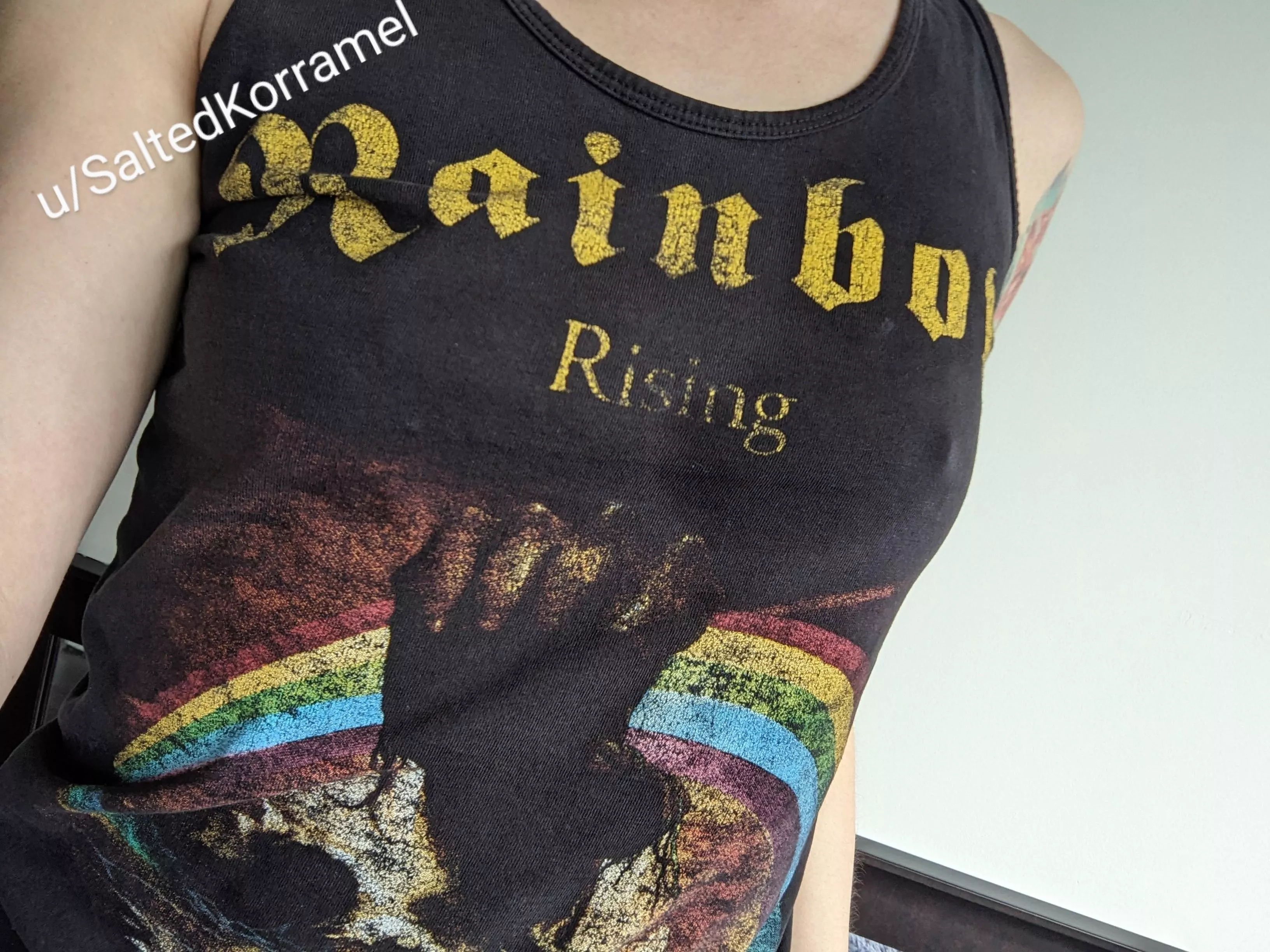 Your resident metalhead in no bra cuz I don't own any 🤘🖤