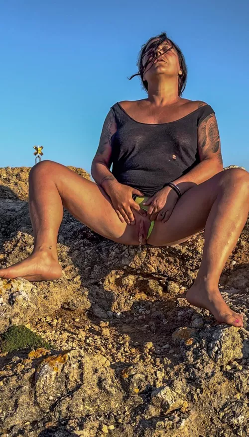 Good morning with a nice piss that also wet my feet