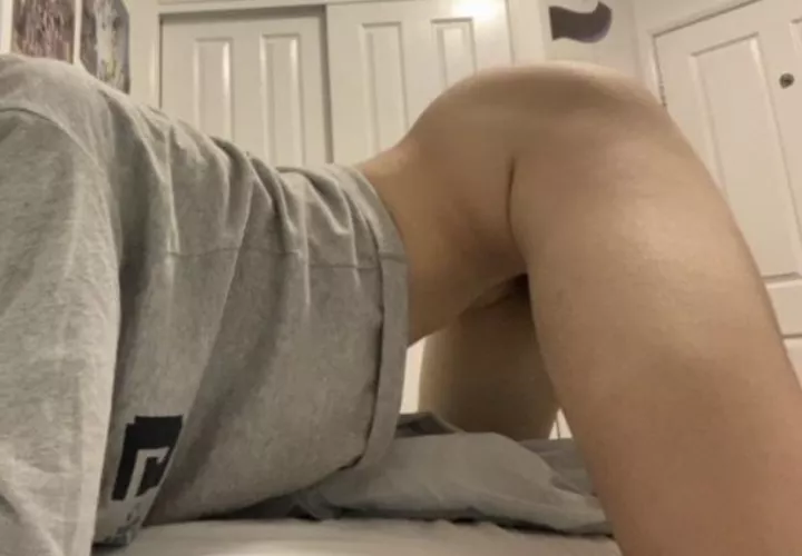 18, anyone wanna sext over reddit dms 😮‍💨??