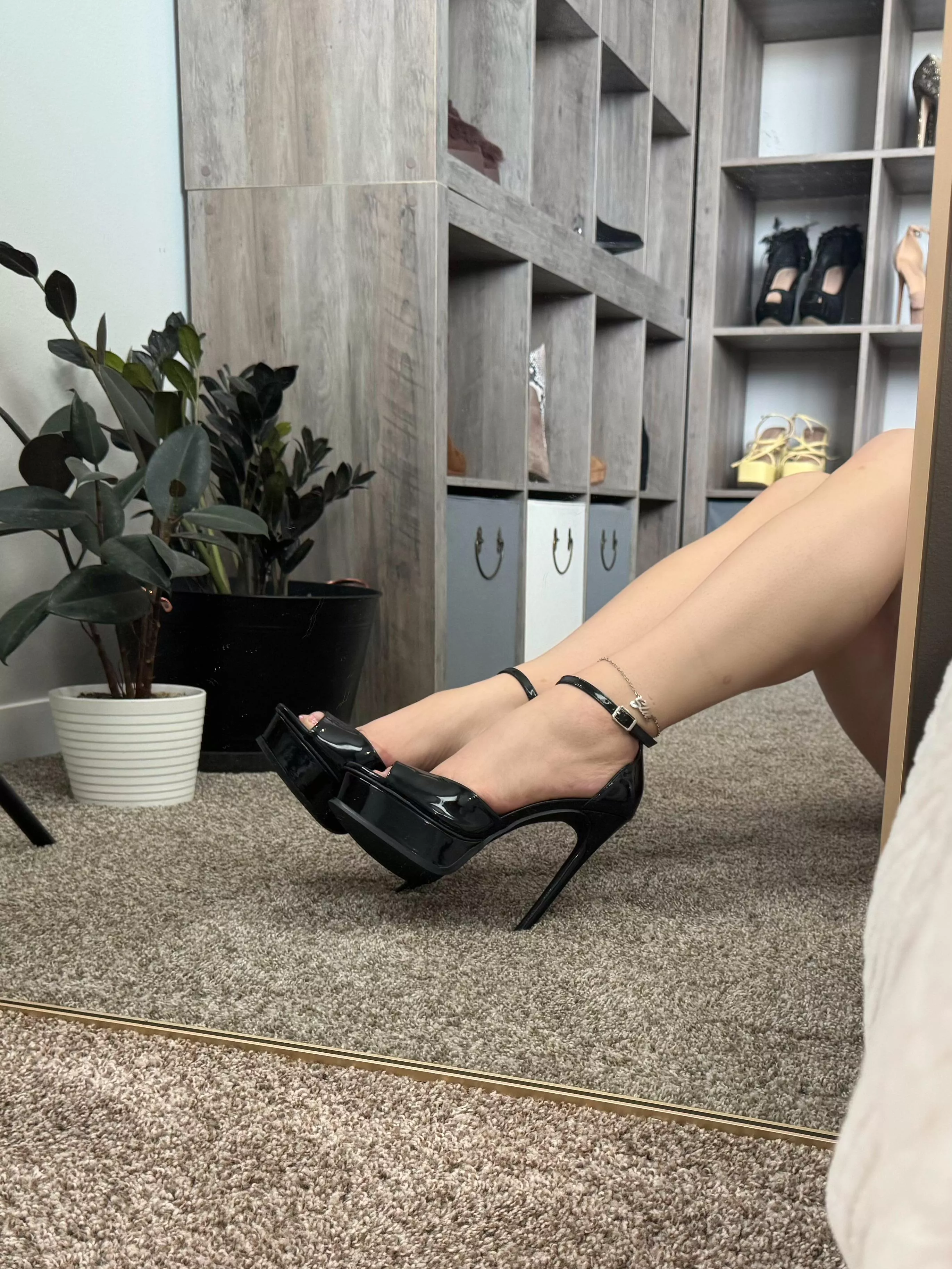 Are you a (F)an of anklets paired with heels?