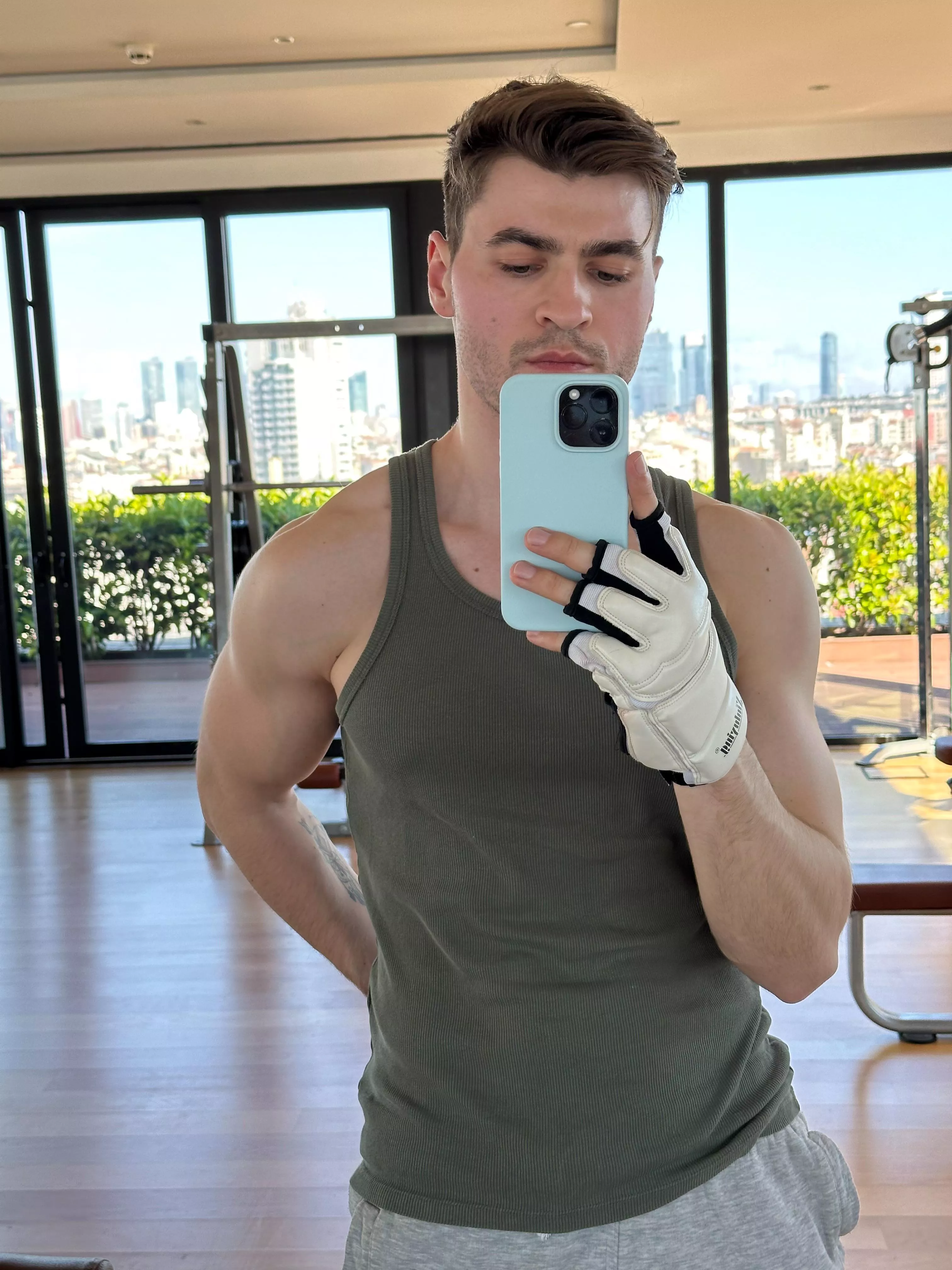 Cute pic at the gym :)