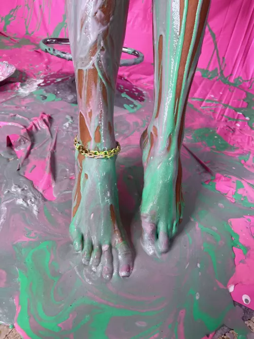 Do you like feet with slime? If the feet are like this, can you imagine the rest of the body?