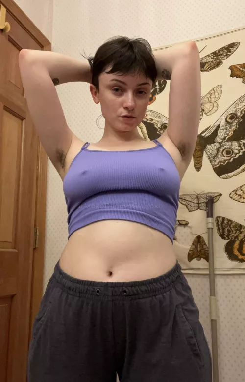 [F] went to the gym like this... didn't realize they were poking through 😬