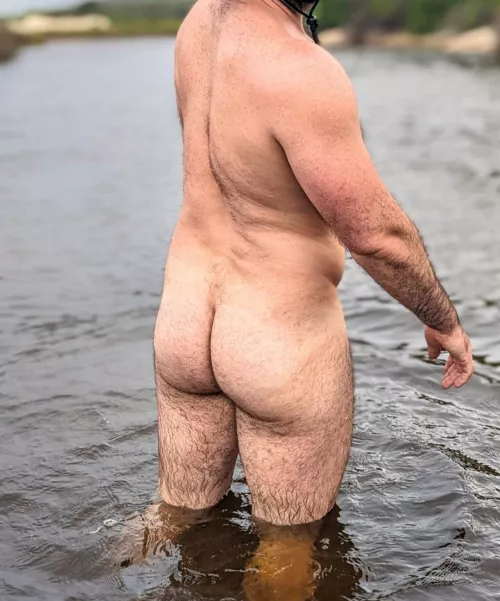 Out in nature with my slightly so hairy man ass 