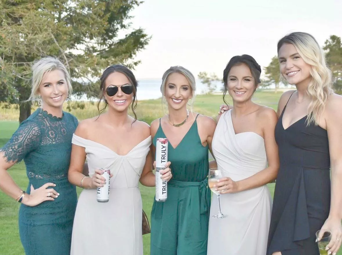 Pick a wedding guest. [5]