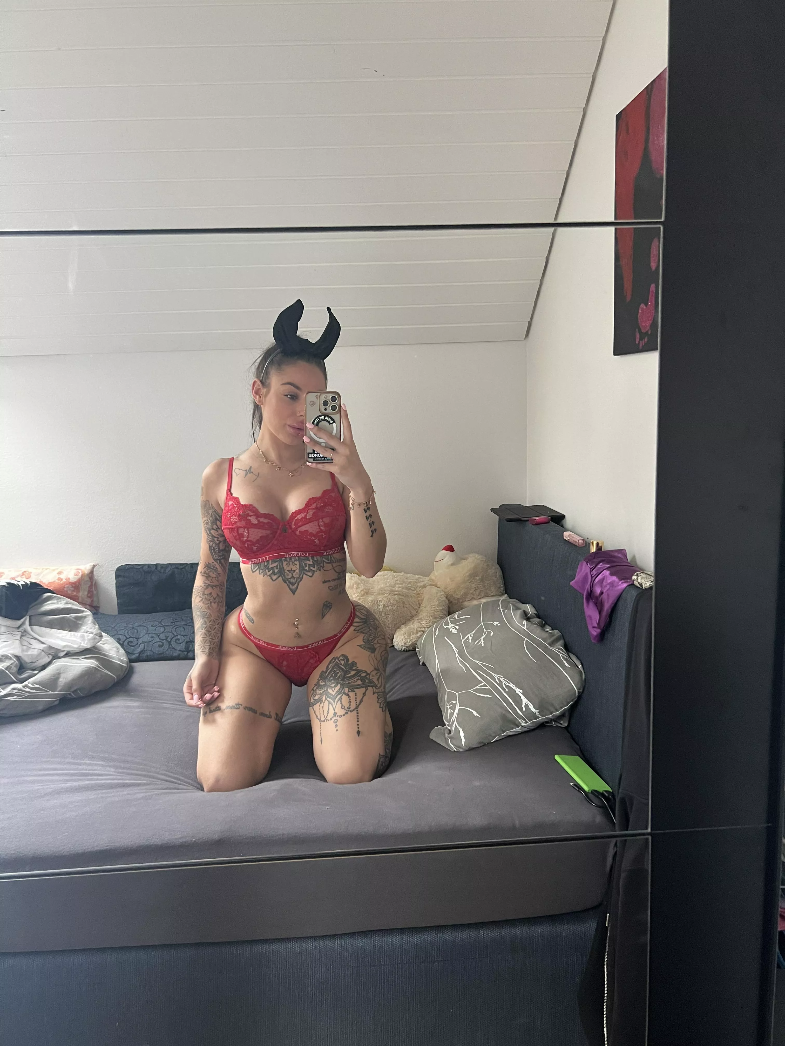 Pretty panties paired with hip cleavages are the best ;)