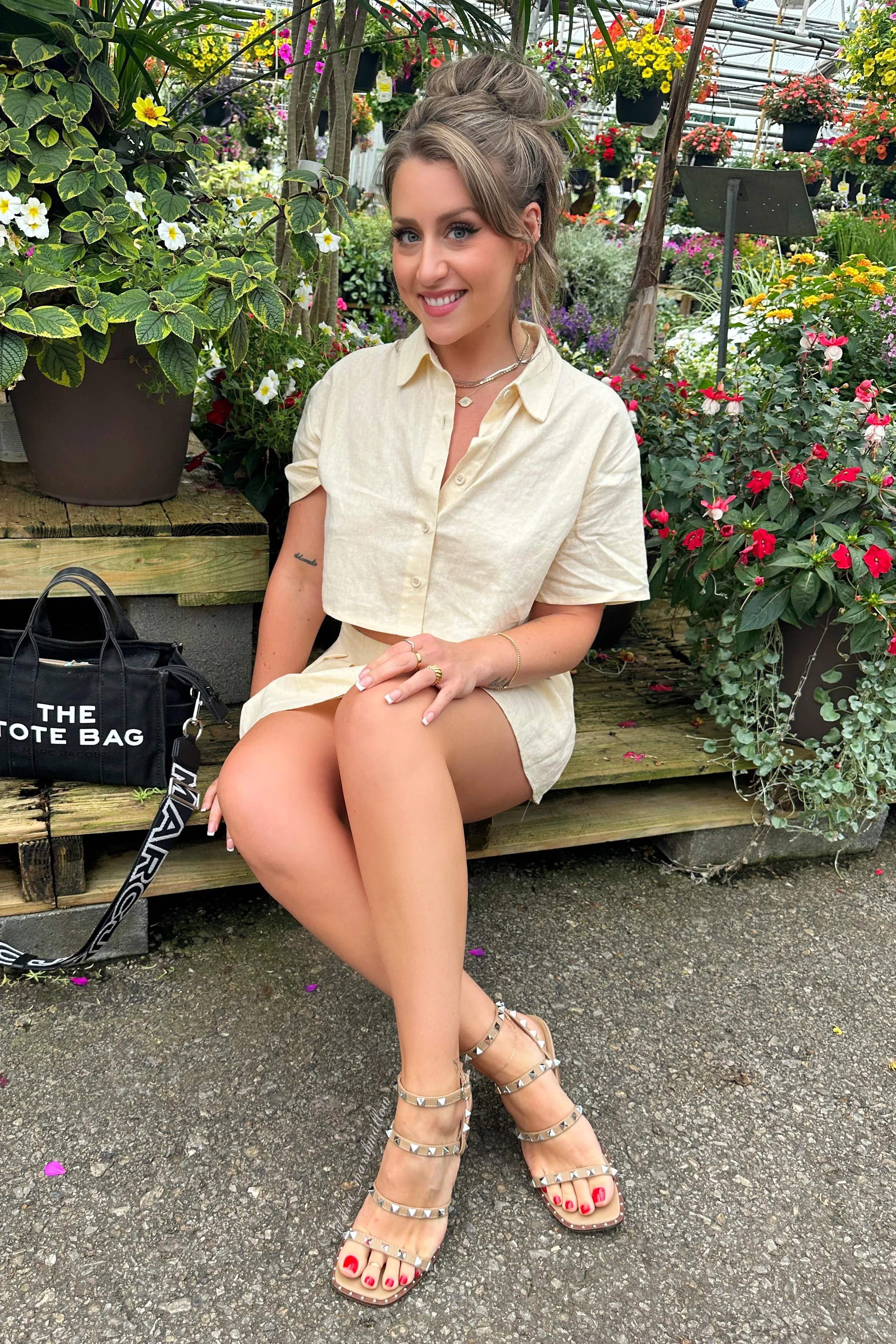 Red [f]lowers or white 