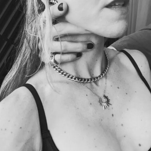 Being grabbed by the back of the neck in public is *chef's kiss*