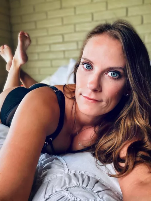 I love relaxing in bed on Saturday (f)