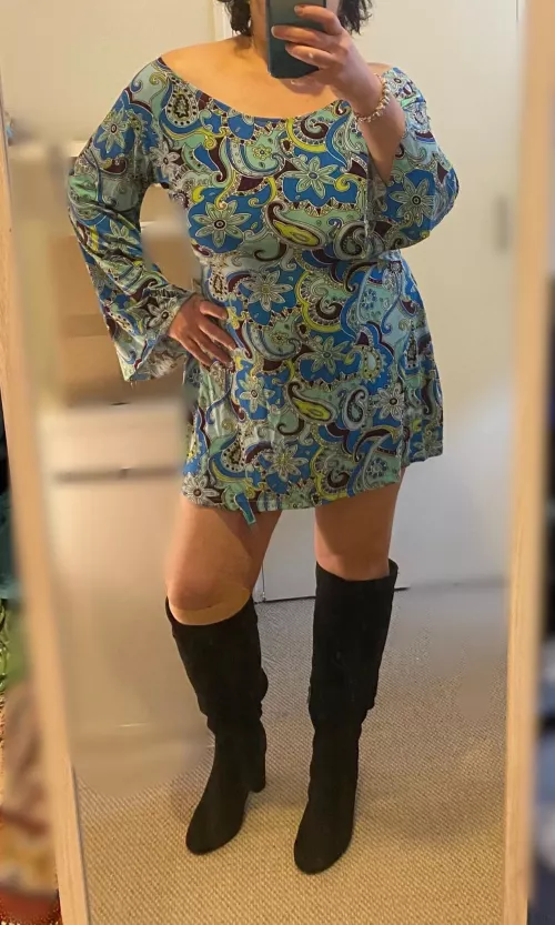 I’m your amateur curvy girl next door type. I take photos in my spare bedroom