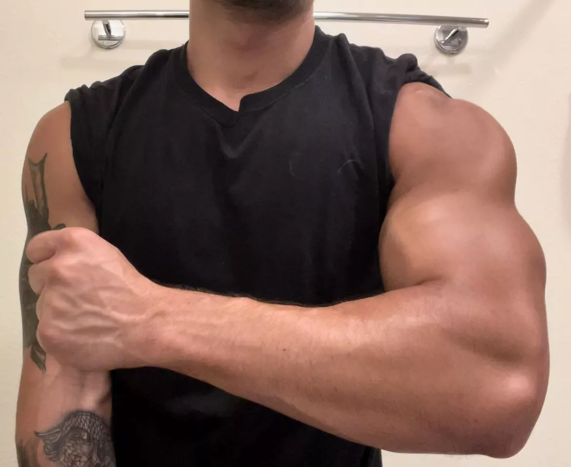 Just got done lifting. I wanna lift you next 😈💪🏽