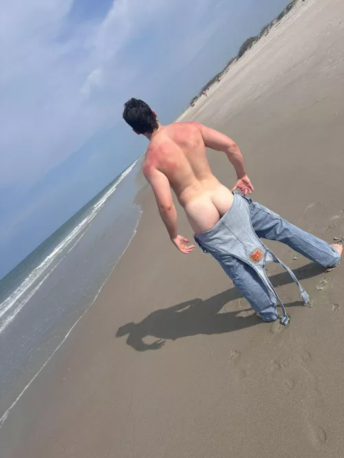 Love letting down my overalls at the beach 🏝️ felt good taking em off after this photo 😈