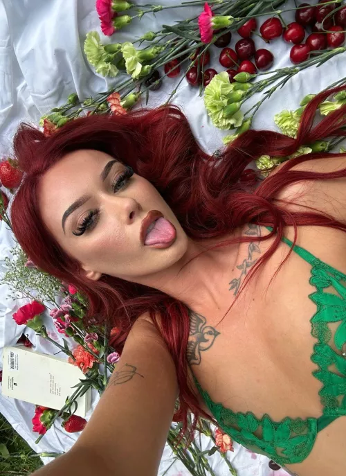 sending u this naughty selfie while you're at work