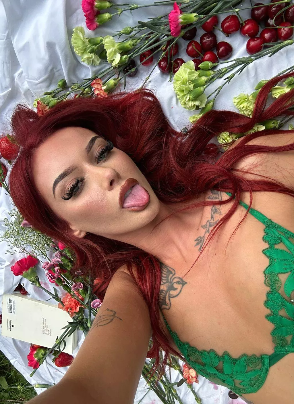 sending u this naughty selfie while you're at work