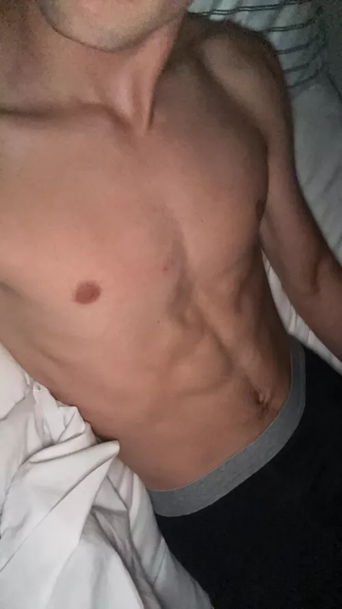19m twink looking for muscular/masc guys to jo w, add @glol6213