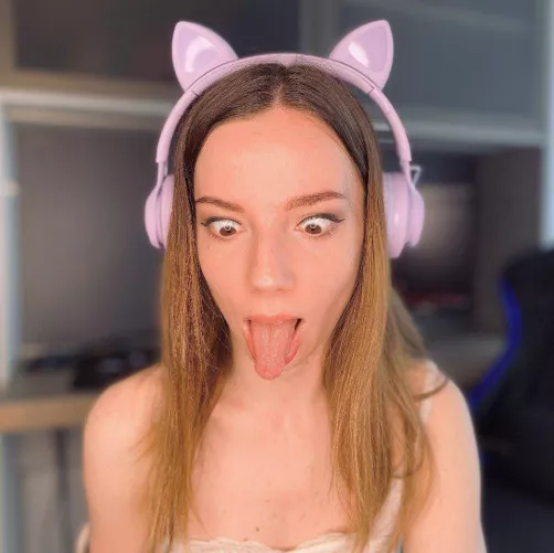 A pussycat who's great at licking balls with her tongue