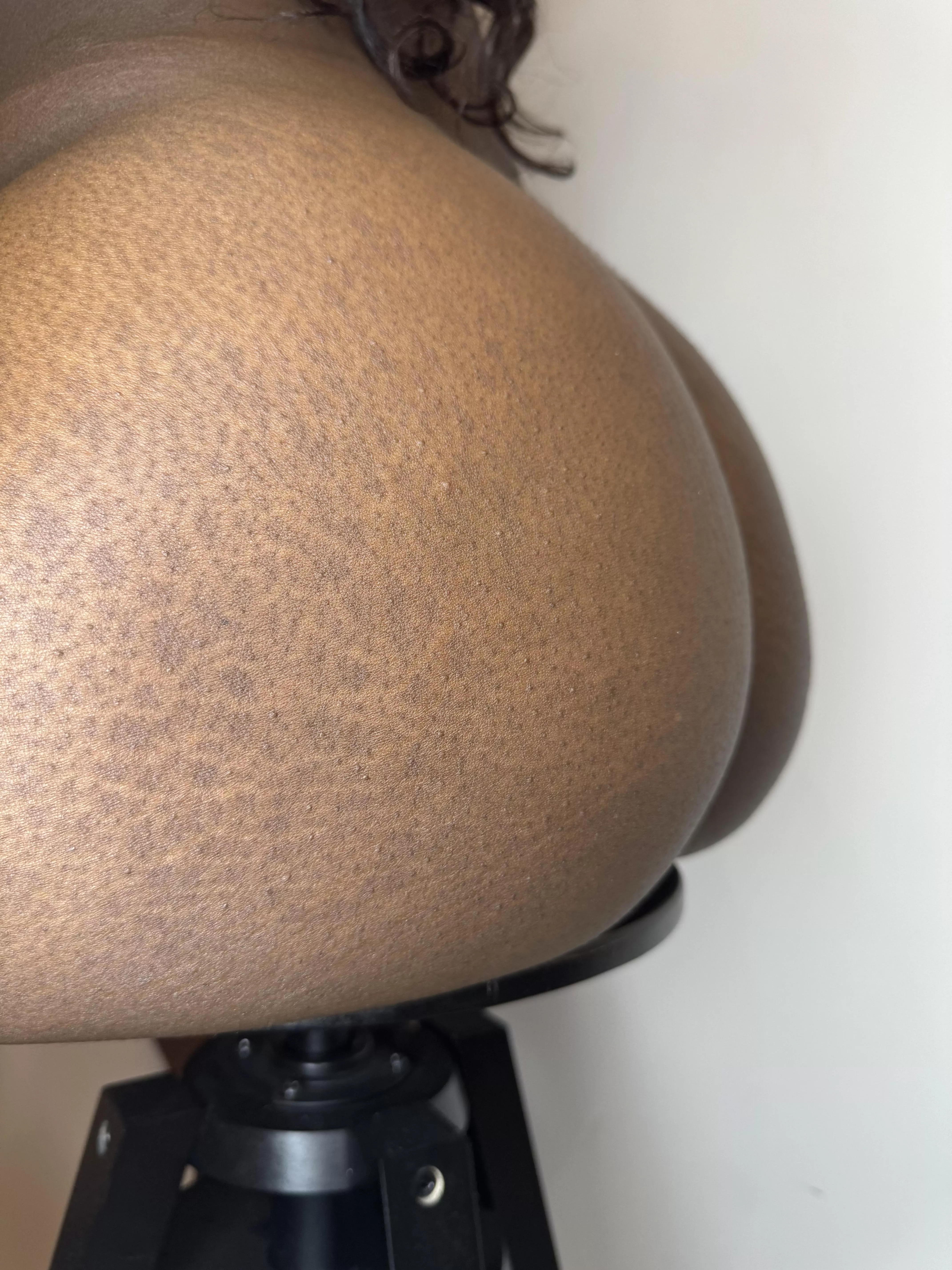 I’d like to feel some white hot cum all over my ass please💦💦