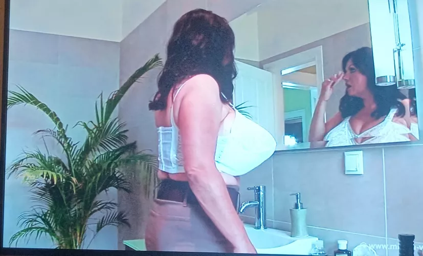 Love her especially in a bra 😍