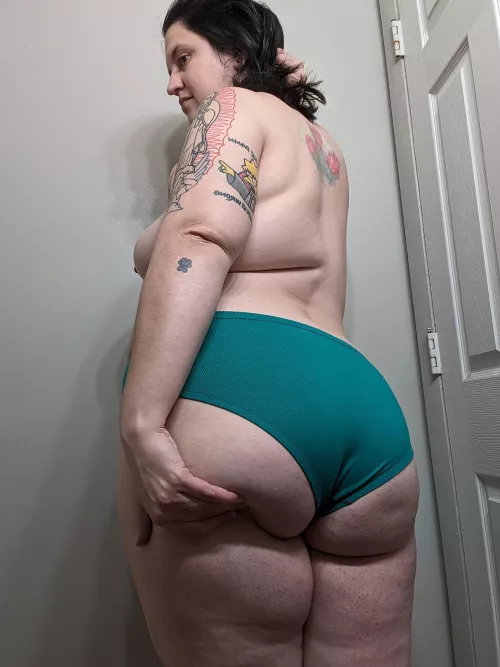 Pin me against the wall... I dare you 🫣