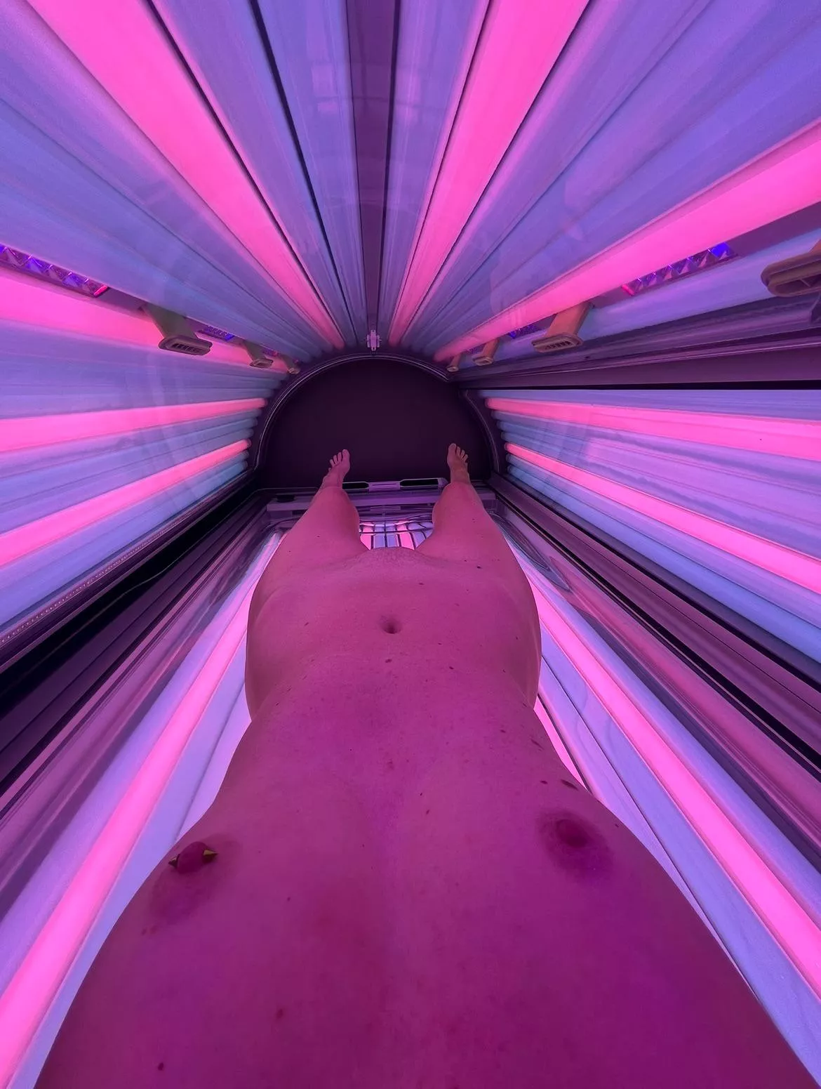 This bed sprays my pussy with water to cool her down it’s so invigorating 