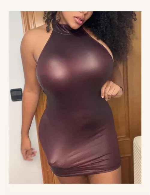 I swear I'm not hiding anything from you beneath thf dress 😏