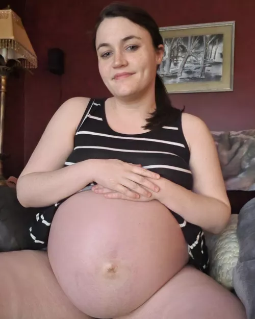 If you had one wish that this preggo girl could grant what would it be? 🧚🏼‍♀️ ✨️ 